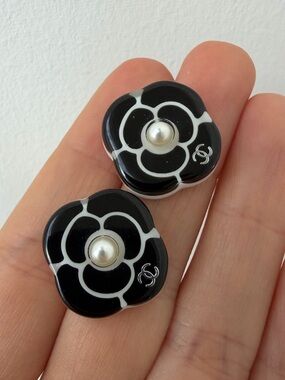 🖤CHANEL Black and White Camellia Button Earrings with Faux Pearl🤍